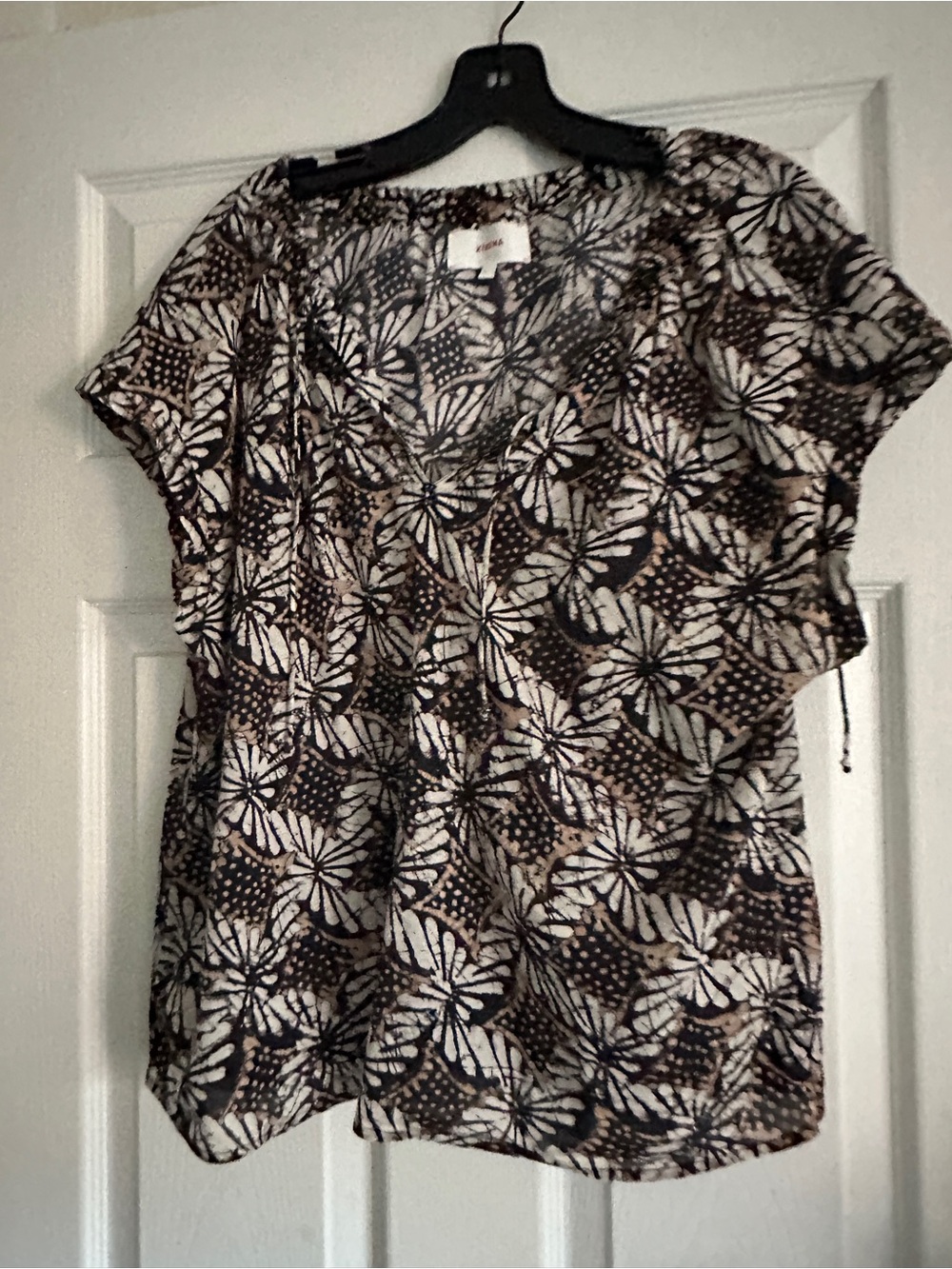 XiRENA Brown Black and White Floral Short Sleeve Blouse